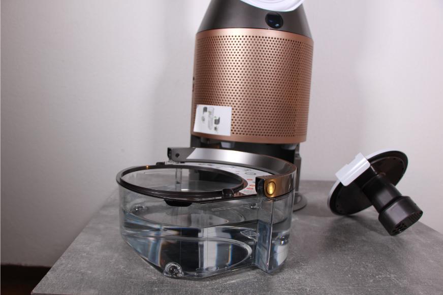 Der herausnehmbare Wassertank des Dyson Purifier Humidify+Cool Formaldehyde PH04 steht im Test vor dem Gerät und ist mit Wasser gefüllt.